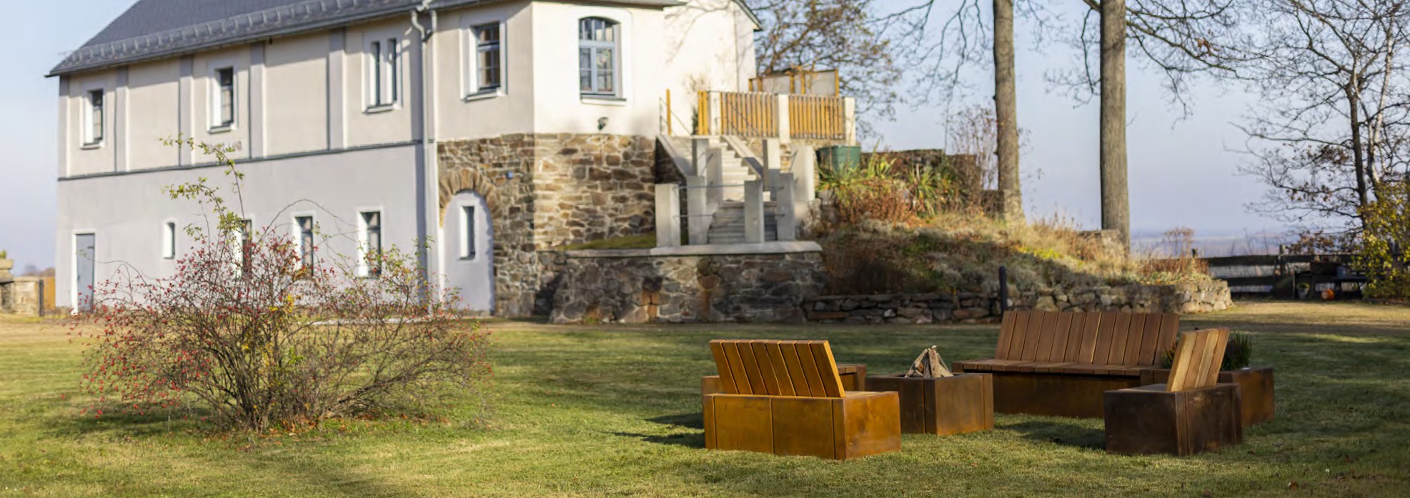 Gutshaus mit Möbeln im Vordergrund