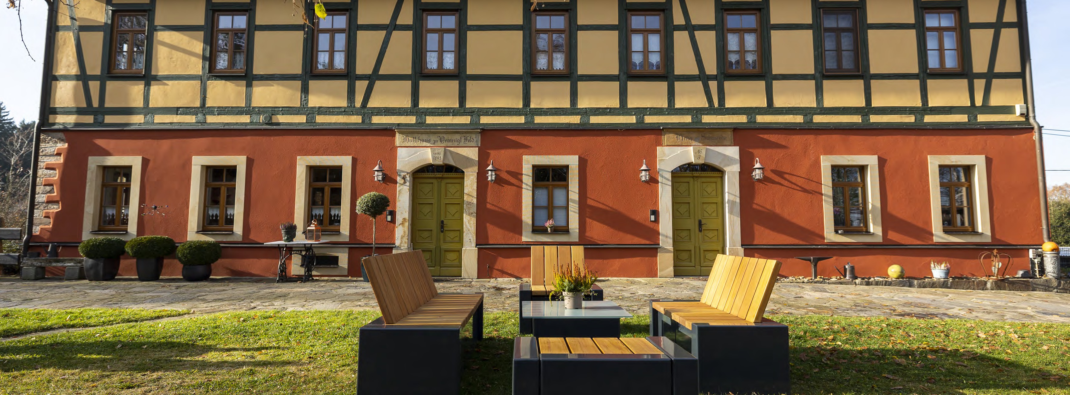 Altes Hofgebäude mit Möbeln im Vordergrund