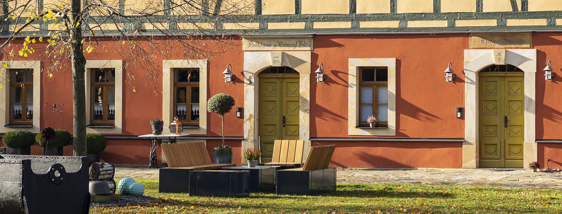 Altes Hofgebäude mit Möbeln im Vordergrund